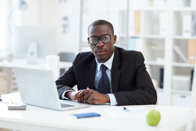 Homme d’affaires africain au bureau _ Photo Premium